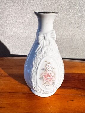 6" Cameo Ivory Porcelain Floral Ribbon Vase Royal Heritage Collection